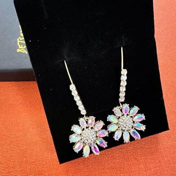 🌺 Betsey Johnson stunning crystal flower dangle earrings 🌺 - Picture 1 of 6